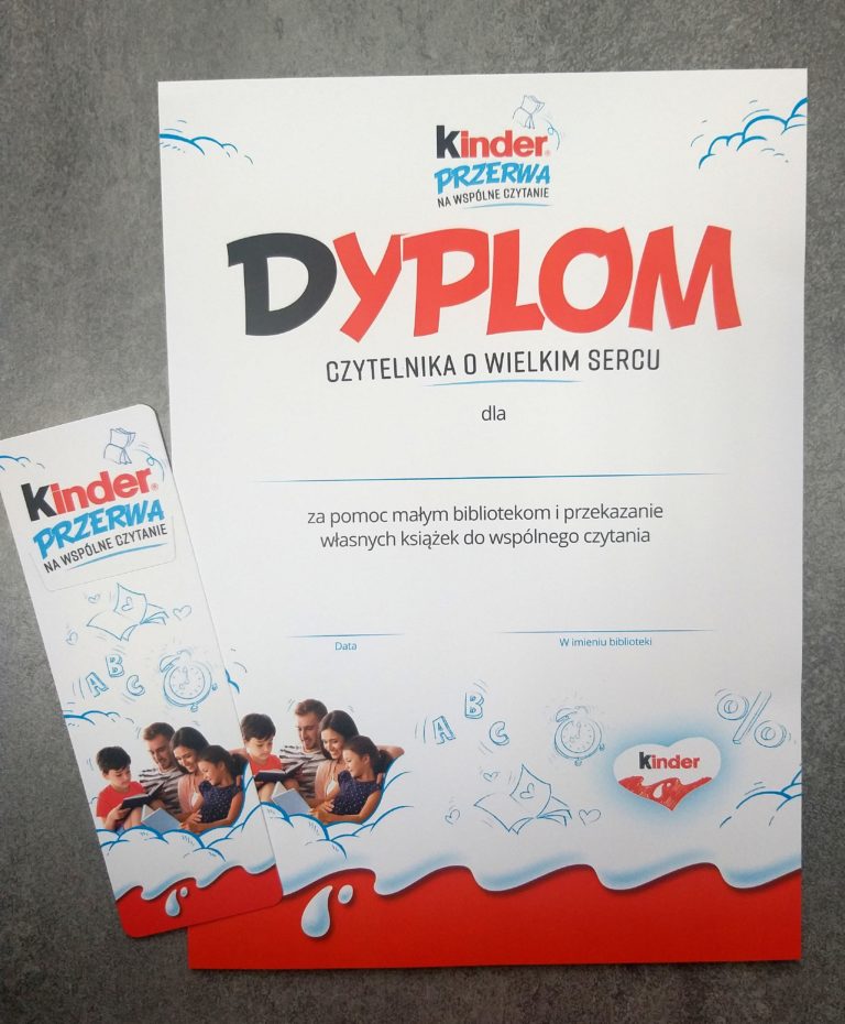 Dyplom Czytelnika o Wielkim Sercu. Na środku napis Kinder Przerwa na wspólne czytanie. Pod spodem: Dyplom czytelnika o wielkim sercu za pomoc małym bibliotekom i przekazanie własnych książek do wspólnego czytania. Obok dyplomu zakładka do książki ilustrująca akcję.